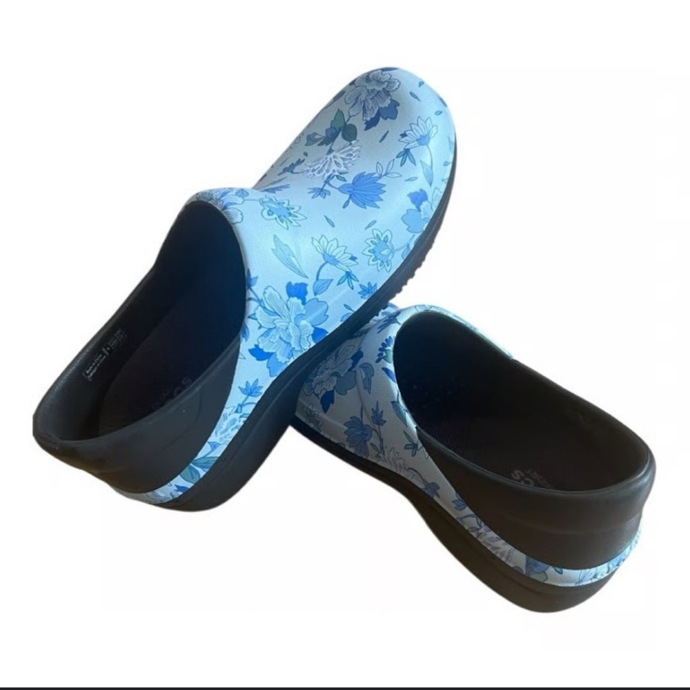 ✨Host pick✨CROCS Dual Comfort   floral clogs